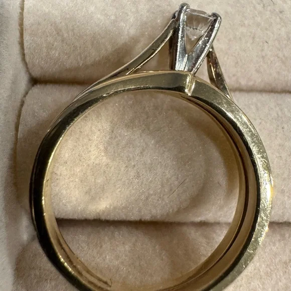 Elegant Gold Diamond Ring - Picture 5 of 14